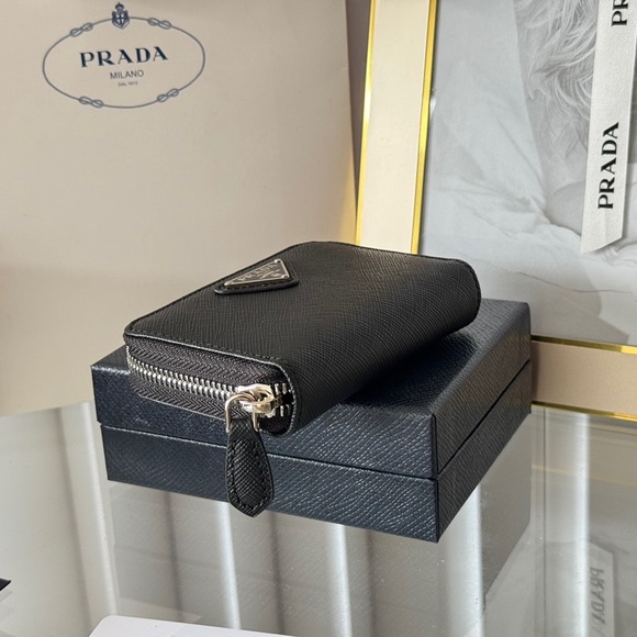Fashionable Prada leather small wallet - Picture 1 of 6